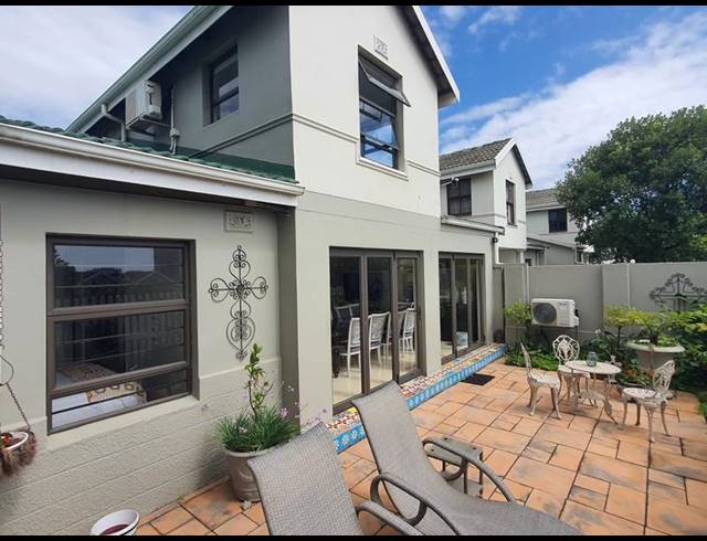 3 BEDROOM TOWNHOUSE FOR SALE IN UMHLANGA CENTRAL